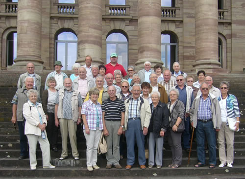 Die Vereinigung der Alten-Herren Weickartshain auf den Stufen des Schlosses Wilhelmshöhe in Kassel (Bild: Golz) 