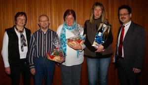 Ehrungen beim Blutspendetermin in der Gallushalle (von links): Inge Krauss von der DRK-Blutspendegruppe Weickartshain, Wilfried Schmidt, Doris Müller, Regina Möbus und Ralf Debus vom Blutspendedienst Hessen (Bild: Golz)