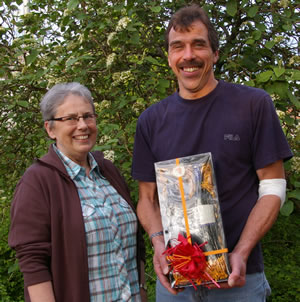 Helga Schmidt von der DRK-Blutspendegruppe Weickartshain bedankt sich bei Jürgen Möbus für seine 50. Spende (Bild: Golz)
