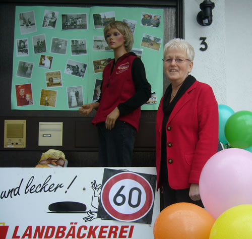Mit einer Überraschung begann am Sonntag in Weickartshain, Friedhofsweg 1, für Hannelore Scharmann der Tag ihres 60. Geburtstages (Bild: Golz)