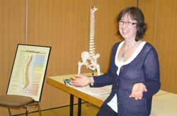 Heilpraktikerin Karla Bleifuß informierte über die Anwendung der Dorntherapie (Bild: Golz)
