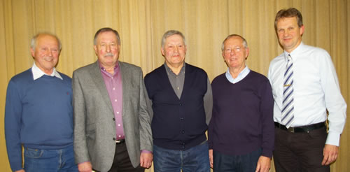 Ehrengaben erhielten für die 25. Wiederholung (von links): Franz Hubner, Karl Schmidt, Hans Kruppa von Winfried Nau und Andreas Wilm (Bild: Golz)
