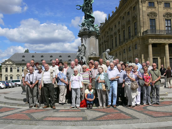 Die Ausflügler der Vereinigung der Alten Herren Weickartshain und des VdK Lardenbach vor der Würzburger Residenz (Foto: Golz)