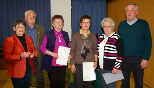 Ehrungen beim Obst- und Gartenbauverein Weickartshain (von links): stellvertretende Vorsitzende Annemarie Pernak-Trüller, Walter Wagner, Emmi Görnert, Gerdi Schmidt, Christa Dörr und Vorsitzender Lothar Döhler (Bild: Golz)