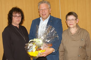 Ortsvorsteher Eberhard Schlosser wird von Alexandra Hollmann (links) und Annemarie Pernak-Trller fr 25-jhrige Mitgliedschaft geehrt (Bild: Golz)