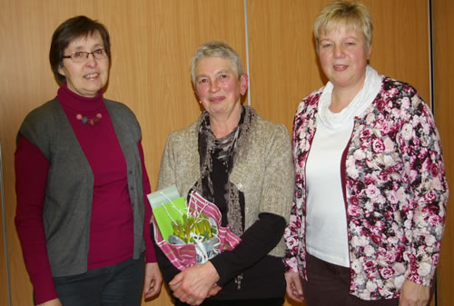 Ehrung fr Marie Luise Drr, die von Inge Leib (links) und Sabine Opper (rechts) fr ihre langjhrige Vorstandsarbeit geehrt wurde (Bild: Golz)