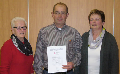 Hannelore Scharmann (links) und Inge Krauss danken Norbert Rahn für 50-jährige aktive Mitgliedschaft (Bild: Golz)
