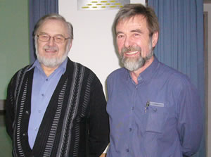 Karl Heinz Hartmann (rechts) vom Kulturring Weickartshain dankt dem Referenten Heinz-Joachim Hagenbücher (Bild: Golz)