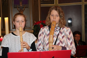 Lara und Christina Scharmann erfreuten mit ihrem Flöten (Bild: Karl-Ernst Lind)