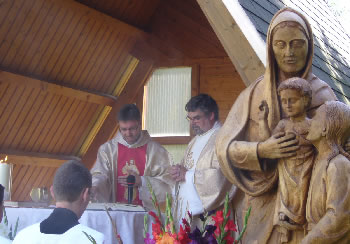 Pfarrer Clemens Matthias Wunderle (links) und Diakon Hans-Joachim Schaaf gestalten den Festgottdienst am Außenaltar. Rechts die aus Holz geschnitzte Statue der Hl. Anna (Foto: Golz)