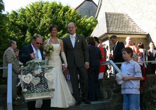 In Weickartshain  gaben sich am Samstag Adalbert und Michaela Kirsch in der evangelischen Kirche das Ja-Wort (Bild: Golz)