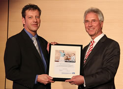 Schulleiter Bernd Niesner (links) erhÃ¤lt von VB Vorstandsmitglied Volker Remmele den FÃ¶rderpreis (Bild: Golz)