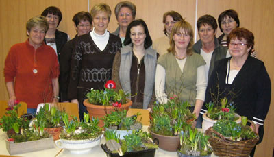 Zum Abschluss des Winterhalbjahres-Programms des Weickartshainer Landfauenvereins gab es im BÃ¼rgerhaus einen Workshop zum Thema â€žFrÃ¼hlingserwachenâ€œ. Unter Anleitung von Floristin Tina Kaufmann waren die Frauen mit viel Engagement dabei, GefÃ¤ÃŸe und Schalen zu bepflanzen. So lieÃŸen sie mit Blumen wie Anemonen, Vergissmeinnicht, Krokusse, Hyazinthen sowie die Verwendung von Naturmaterialien den FrÃ¼hling erwachen. (eg/Bild: Golz)