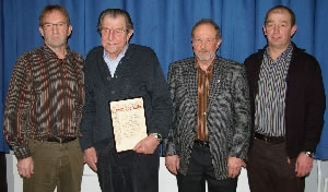 Ehrungen beim Männergesangverein Weickartshain (v. l): Vize Joachim Schönhals, Heinz Willert, Norbert Frank und Vorsitzender Norbert Rahn (Bild: Golz)
