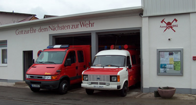 Das Feuerwehrgerätehaus in der Lutherstraße mit dem ehemaligen TSF und dem neuen TSF-W 